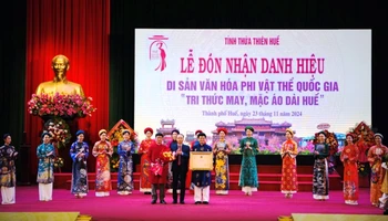 Đại diện lãnh đạo Ủy ban nhân dân tỉnh, Sở Văn hóa và Thể thao tỉnh Thừa Thiên Huế đón nhận danh hiệu Di sản văn hóa phi vật thể Quốc gia "Tri thức May và Mặc áo dài Huế".