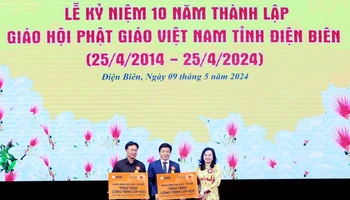 Bà Ngô Thu Hà - Tổng Giám đốc SHB trao tặng 2 công trình lớp học tại các trường phổ thông dân tộc bán trú tiểu học xã Sín Chải và xã Phình Giàng, tỉnh Điện Biên.