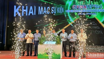 Đại biểu thực hiện nghi thức khởi động hoạt động CamaUP’24.