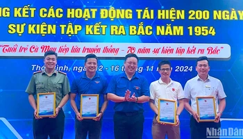 Phó Bí thư Tỉnh đoàn Cà Mau Nguyễn Ngọc Thuận (giữa) trao thưởng cho các đội thi đạt thành tích tốt trong các hoạt động tái hiện 200 ngày sự kiện tập kết ra bắc.