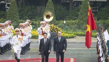 Chủ tịch nước Lương Cường và Tổng thống Bulgaria Rumen Radev duyệt đội danh dự Quân đội nhân dân Việt Nam.