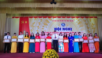 Chủ tịch Ủy ban nhân dân tỉnh Yên Bái Trần Huy Tuấn trao bằng khen cho các tập thể, cá nhân có thành tích xuất sắc trong năm học 2022-2023.