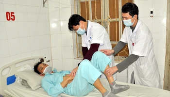 Thăm khám người bệnh tại Bệnh viện đa khoa tỉnh Yên Bái. (Ảnh THANH SƠN).