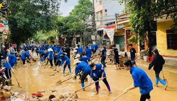 Thanh niên tình nguyện Yên Bái tham gia vệ sinh môi trường tại thành phố Yên Bái. (Ảnh: THANH SƠN)