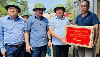 Đồng chí Nguyễn Xuân Thắng trao hỗ trợ cho người dân bị thiên tai tại phường Minh Tân thành phố Yên Bái. (Ảnh: THANH SƠN)