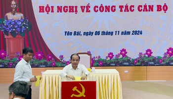 Các đại biểu bỏ phiếu bầu chức danh Bí thư Tỉnh ủy Yên Bái, nhiệm kỳ 2020-2025. (Ảnh: THANH SƠN)