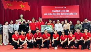 Trao hỗ trợ tiền cho 17 hộ dân phường Yên Ninh bị thiệt hại do bão Yagi. (Ảnh: THANH SƠN)