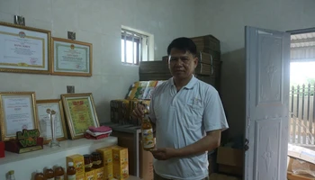 Ông Đặng Thanh Tùng – Giám đốc HTX Mật ong Tùng Hằng, người khởi xướng thành lập mô hình HTX giúp thúc đẩy và phát triển nghề nuôi ong tại địa phương.