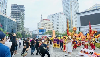 Các lễ hội trong ngày đầu tiên của kỳ nghỉ lễ diễn ra tại thành phố Hạ Long thu hút đông đảo du khách tham quan, trải nghiệm.