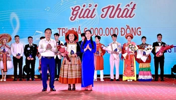 Bí thư Tỉnh đoàn, Chủ tịch Hội Liên hiệp Thanh niên tỉnh Tuyên Quang Dương Minh Nguyệt và đại diện các đơn vị liên quan trao giải nhất Cuộc thi tặng thí sinh Giàng Thị Thanh. 