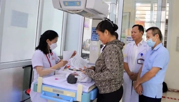 Lãnh đạo CDC Thái Bình giám sát việc triển khai tiêm vaccine BCG phòng bệnh lao cho trẻ sơ sinh. (Ảnh: HOÀNG THÍA)