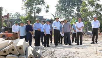 Lãnh đạo tỉnh Tuyên Quang, lãnh đạo các Sở, ngành kiểm tra tiến độ xây dựng khu tái định cư tại xã Tân Thành, huyện Hàm Yên. 