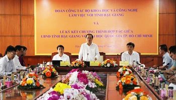 Đồng chí Huỳnh Thành Đạt, Bộ trưởng Khoa học và Công nghệ, phát biểu tại buổi làm việc