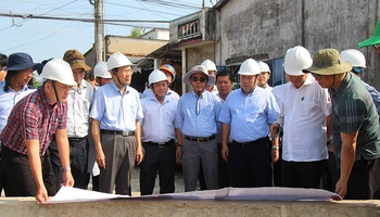 Đoàn công tác đến khảo sát tại dự án xử lý sạt lở bờ sông Lái Hiếu, thành phố Ngã Bảy.