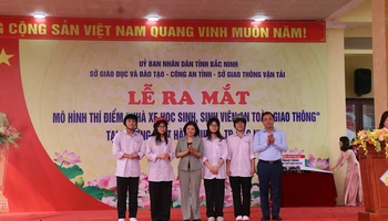 Lãnh đạo tỉnh Bắc Ninh, Sở Giáo dục và Đào tạo tặng mũ bảo hiểm cho học sinh.