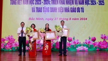 Thừa ủy quyền của Chủ tịch nước, đồng chí Bí thư Tỉnh ủy Bắc Ninh Nguyễn Anh Tuấn chúc mừng, trao danh hiệu Nhà giáo ưu tú tới ba thầy cô được vinh danh.