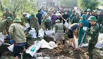 Các lực lượng tham gia ứng phó, gia cố đê do ảnh hưởng của bão số 3 tại Bắc Ninh.