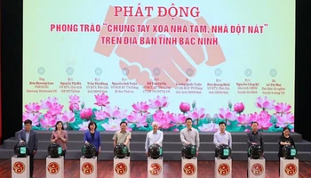 Các đại biểu nhấn nút phát động phong trào "Chung tay xóa nhà tạm, nhà dột nát" trên địa bàn tỉnh Bắc Ninh.