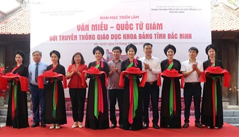 Các đại biểu cắt băng khai mạc Triển lãm “Văn Miếu-Quốc Tử Giám với truyền thống giáo dục khoa bảng tỉnh Bắc Ninh”.