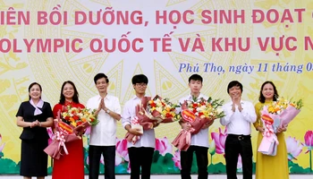 Lãnh đạo Sở Giáo dục và Đào tạo tỉnh Phú Thọ khen thưởng giáo viên và học sinh đoạt huy chương tại các kỳ thi quốc tế .