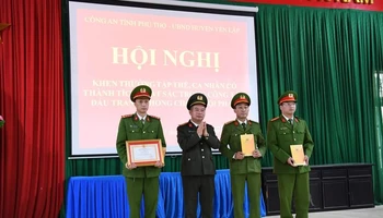Phó Giám đốc Công an tỉnh Phú Thọ Nguyễn Hữu Phước tặng giấy khen cho tập thể cán bộ, chiến sĩ Công an huyện Yên Lập.