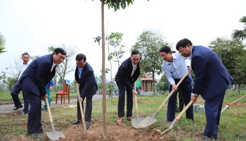 Các đồng chí lãnh đạo tỉnh Phú Thọ trồng cây hưởng ứng "Tết trồng cây đời đời nhớ ơn Bác Hồ".