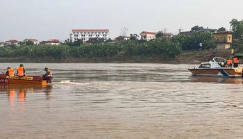 Bộ Chỉ huy Quân sự tỉnh Phú Thọ huy động nhiều lực lượng, phương tiện để tìm kiếm các học sinh mất tích do đuối nước. (Ảnh: NGỌC LONG)