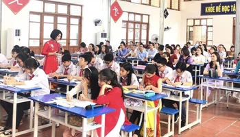 Giờ học áp dụng công nghệ thông tin vào học tiếng Anh ở trường trung học phổ thông Tân Bình, thành phố Hải Dương.