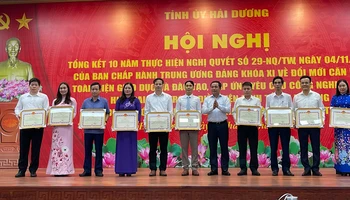 Đồng chí Trần Đức Thắng, Ủy viên Trung ương Đảng, Bí thư Tỉnh ủy Hải Dương tặng Bằng khen 11 tập thể và 15 cá nhân có thành tích xuất sắc trong thực hiện Nghị quyết số 29-NQ/TW của Ban Chấp hành Trung ương Đảng.