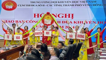 Văn nghệ chào mừng mừng các đại biểu dự hội nghị khuyến học về chuyển đổi số.