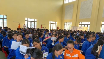 Nhân viên Điện lực huyện Bảo Yên (Lào Cai) tuyên truyền an toàn điện và tiết kiệm điện tại trường học.
