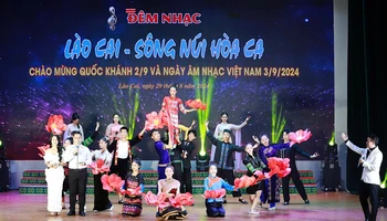 Các nghệ sĩ trình bày tại sân khấu Lào Cai - Sông núi hòa ca.