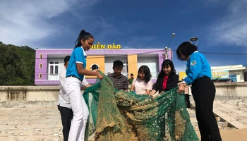 Hoa hậu Hoàn vũ 2017 H’Hen Niê tham gia làm sạch biển với phụ nữ và nhân dân xã Nhơn Hải, TP Quy Nhơn, tỉnh Bình Định.