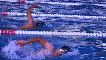 Các vận động viên tranh tài ở nội dung bơi 400m tự do.