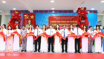 Lãnh đạo tỉnh Ninh Thuận và Ban giám hiệu nhà trường cắt băng khánh thành Trường THPT Nguyễn Trãi. 