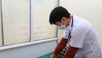 Trong sáng 8/12, các bác sĩ đã tổ chức khám lại cho toàn bộ 40 học sinh.