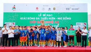 Trao cúp Vô địch cho đội Thiếu niên Quỳnh Lưu.
