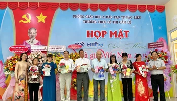 Trưởng Phòng Giáo dục-Đào tạo thành phố Bạc Liêu Trần Bằng Phi tặng hoa và quà các giáo viên đã nghỉ hưu của Trường trung học cơ sở Lê Thị Cẩm Lệ (thành phố Bạc Liêu). (Ảnh Trọng Duy)