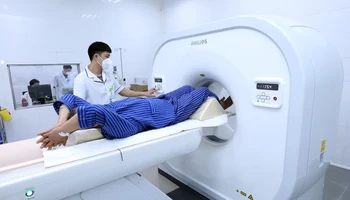 Các bác sĩ Bệnh viện đa khoa tỉnh Lạng Sơn thực hiện chụp cắt lớp vi tính phục vụ chẩn đoán và điều trị cho bệnh nhân.