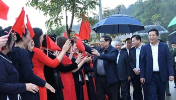 Thủ tướng Phạm Minh Chính với bà con nhân dân khu vực Cửa khẩu quốc tế Trà Lĩnh.