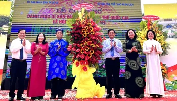 Lãnh đạo tỉnh Bình Dương trao tặng hoa chúc mừng.