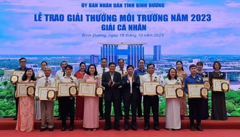 Lãnh đạo Ủy ban nhân dân tỉnh Bình Dương trao tặng Bằng khen và biểu trưng Giải thưởng Môi trường tỉnh Bình Dương năm 2023 cho các tổ chức, cá nhân và cộng đồng. 
