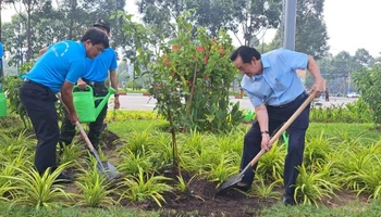 Phó Bí thư Thường trực Tỉnh ủy Bình Dương Nguyễn Hoàng Thao (bên phải) trồng cây xanh tại lễ phát động.