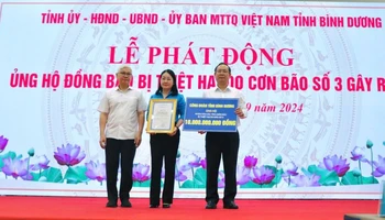 Lãnh đạo tỉnh Bình Dương tiếp nhận ủng hộ và trao bảng tri ân cho các đơn vị.