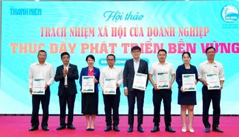 Ban tổ chức biểu dương các đơn vị tại hội thảo.