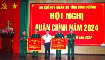 Chủ tịch Ủy ban nhân dân tỉnh Bình Dương Võ Văn Minh trao tặng Cờ thi đua cho 2 tập thể có thành tích xuất sắc trong thực hiện nhiệm vụ quân sự quốc phòng năm 2024.