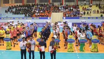 Các đoàn vận động viên tham dự Giải bóng chuyền hạng A quốc gia tại Lễ khai mạc.