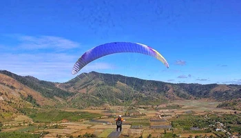 Lần đầu tiên, du khách được trải nghiệm dù lượn tại Lễ hội hoa dã quỳ-núi lửa Chư Đăng Ya.