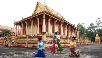 Các cô gái Khmer duyên dáng trong điệu múa rom vong.