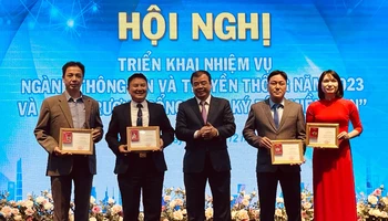 Lãnh đạo UBND tỉnh Hải Dương trao Kỷ niệm chương cho các cá nhân có thành tích đóng góp cho sự nghiệp xây dựng và phát triển ngành thông tin và truyền thông.